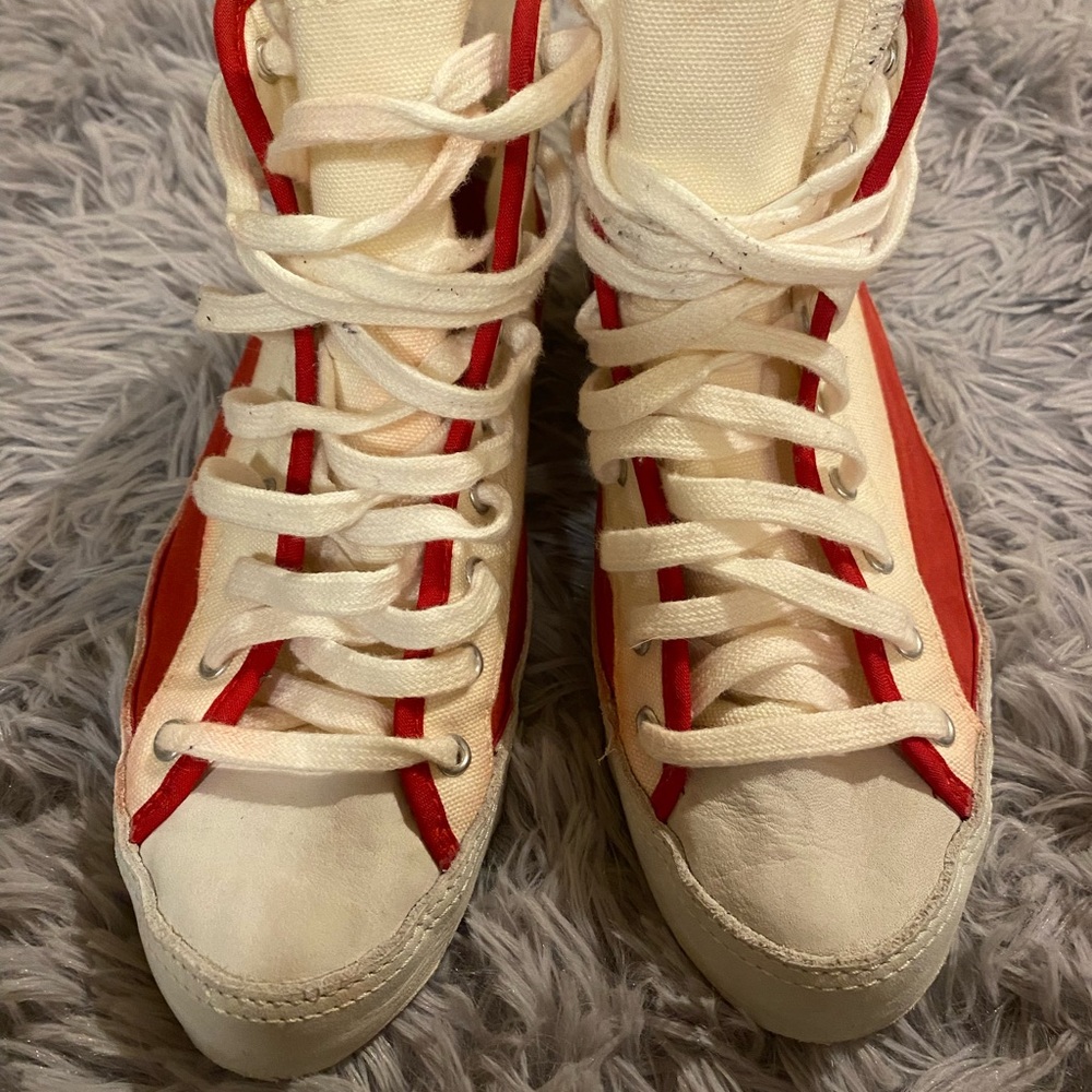 Converse - Picture 2 of 4